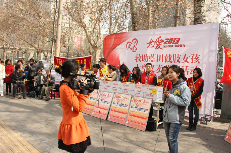 1592981021158152.jpg 2013.3.5志愿者在行动.jpg